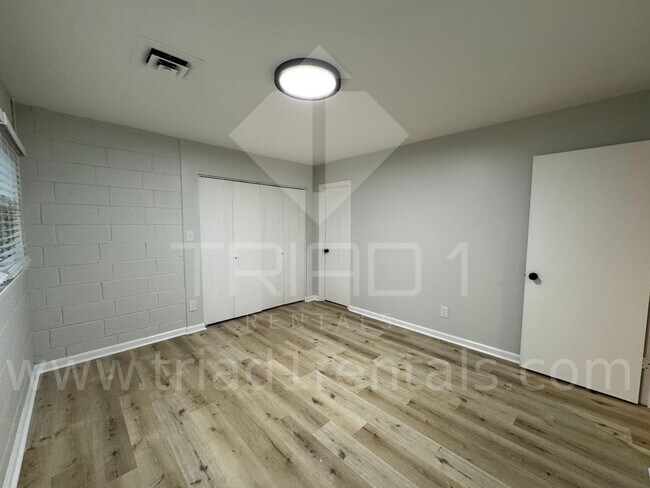 Building Photo - 2205 Hathaway Dr