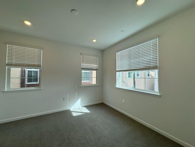 Building Photo - Like New Lennar Home FOR RENT