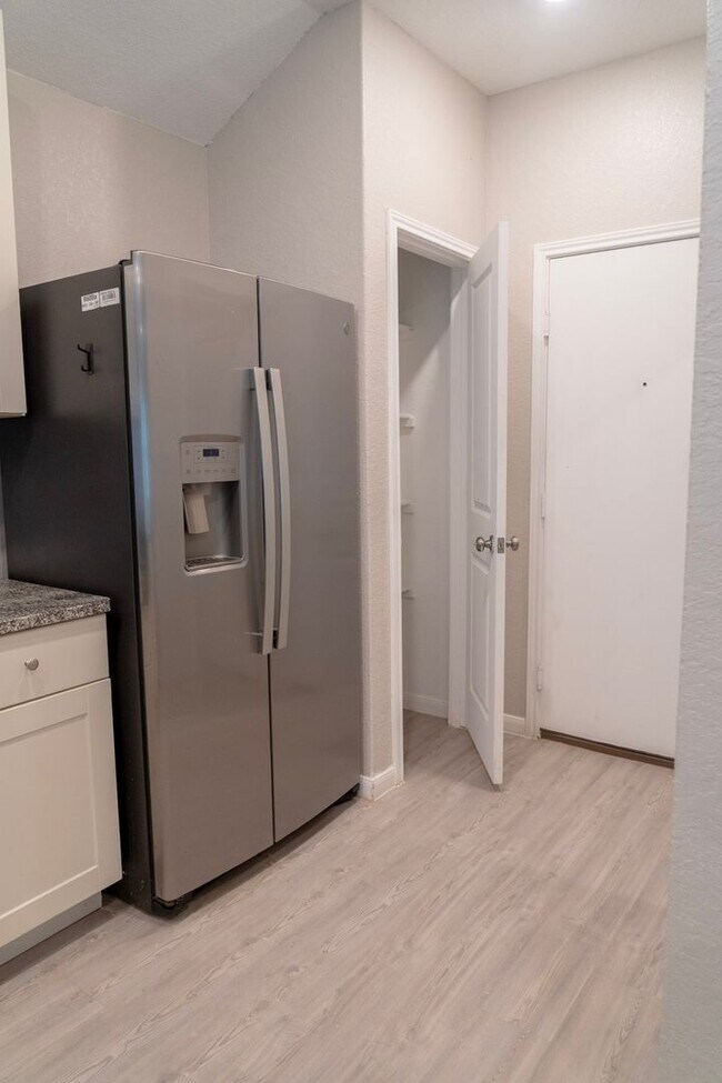 Building Photo - Spacious 3/2 Dream in Converse TX