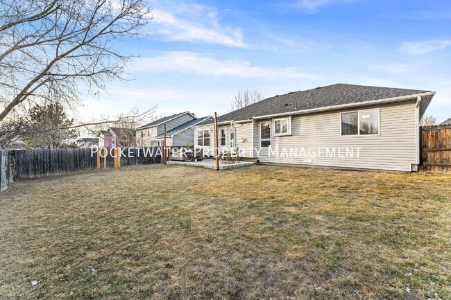 Building Photo - 628 Sumac St