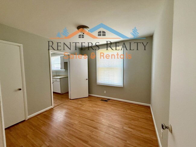 Building Photo - 3 bedroom house with Fenced Yard