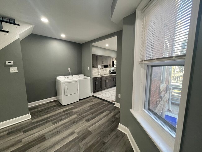 Building Photo - 1611 S Yewdall St