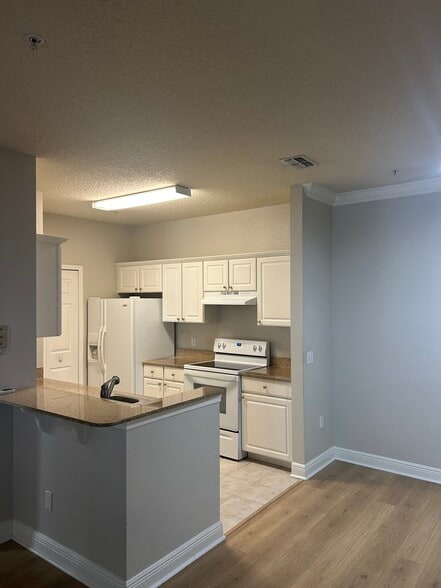 Building Photo - 1300 Eastern Pecan Pl
