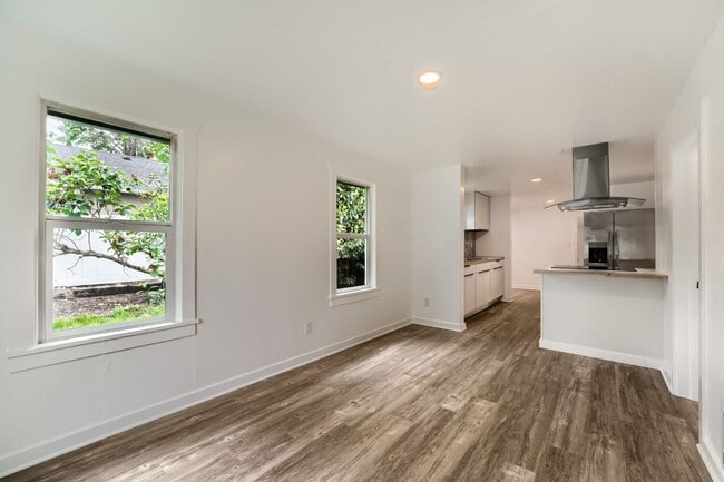 Building Photo - Bright & Charming 2bed/1bath + Mudroom Home in Tacoma!