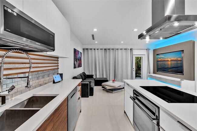 Building Photo - 1002 10th St