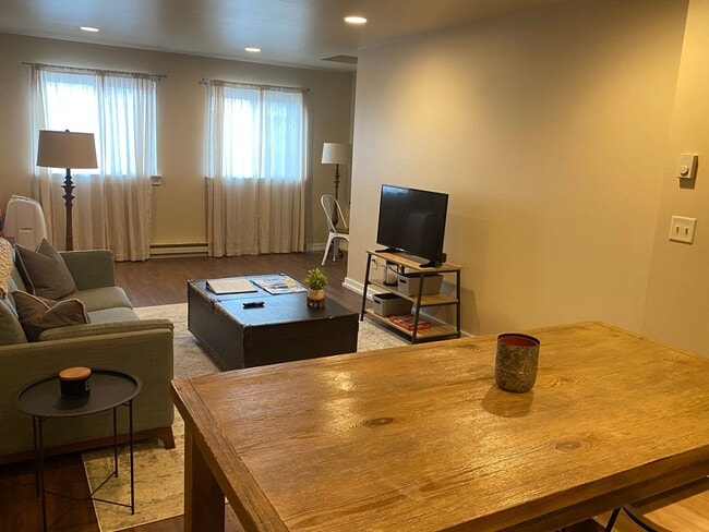 Building Photo - Fully Furnished Cozy Unit in Four Corners!