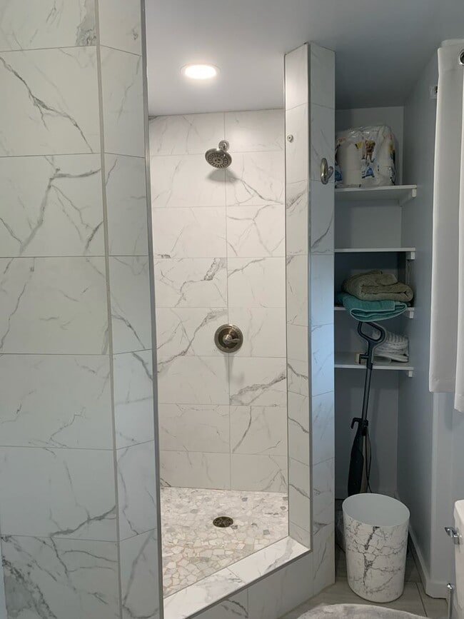 Building Photo - Spacious 2 Bedroom / 2 Bathroom Downstairs Unit Available in Makawao! Unfurnished!