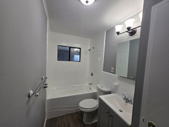 Building Photo - 4 Bd 1.5 Bath Single Family House in Hyde Park Available 12/1