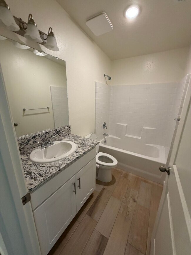 Building Photo - Beautiful Home for rent in Tulare!