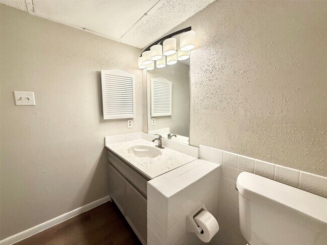 Building Photo - 2816 S Bartell Dr