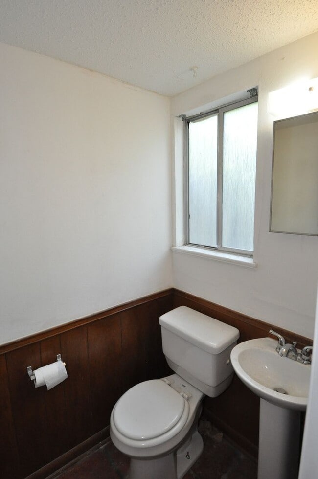 Building Photo - LOCATION! RENOVATED BATHROOM!