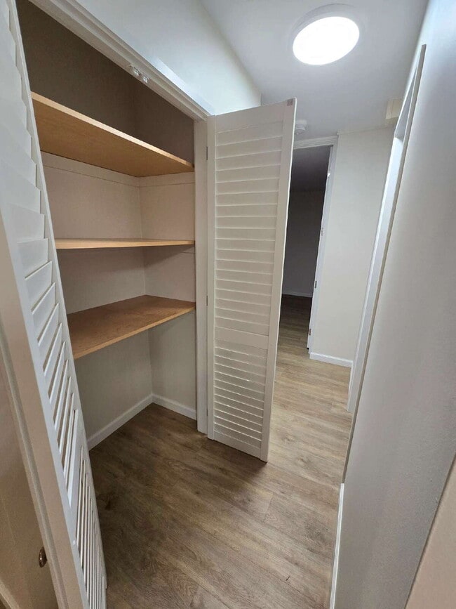 Building Photo - Renovated 2br, 2ba, 2pkg - Regency Park with Views!