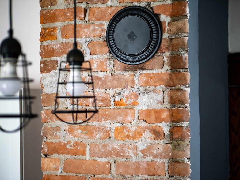 Building Photo - 10619 Bernard Ave