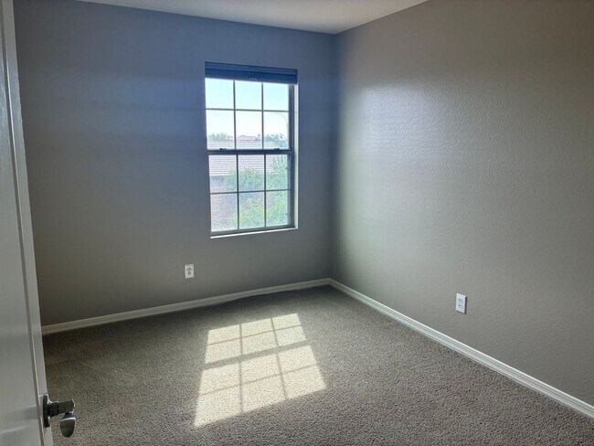 Building Photo - **BEAUTIFUL 3 BEDROOM/3 BATHROOM HOME LOCATED IN EASTMARK (ELLSWORTH & RAY)**