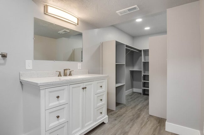 Building Photo - Gorgeous Four Bedroom Home, 2600 sq. ft., ...