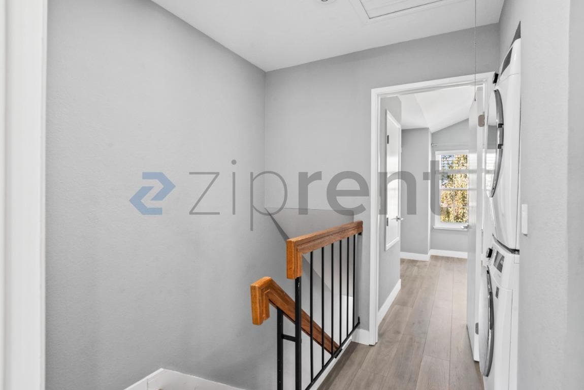 Building Photo - Unit