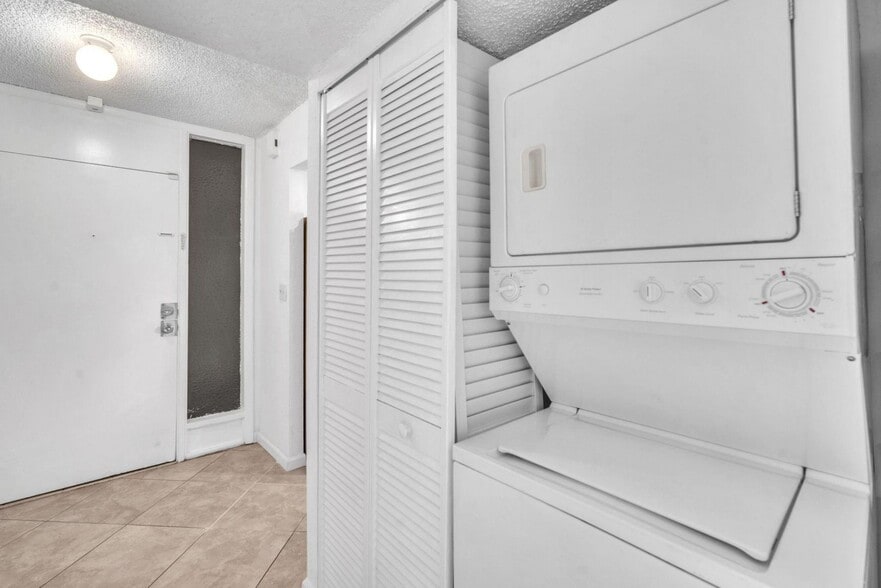 Building Photo - 3100 N Pine Island Rd