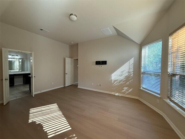 Building Photo - 633 Peregrine Way