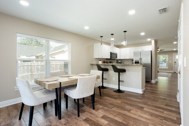 Building Photo - 1313 E Cayuga St