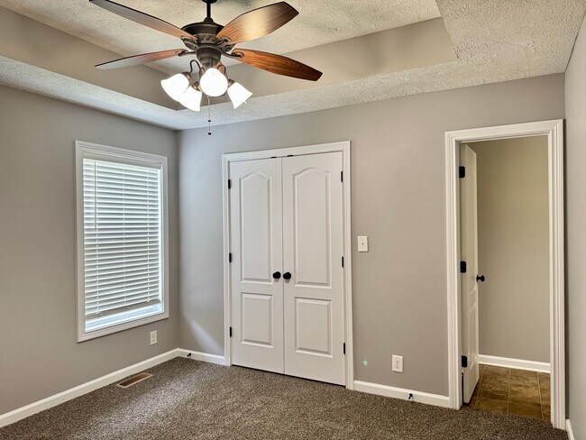Building Photo - Cute 3 Bedroom Ranch in Fox Crossing! Conv...