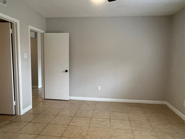 Building Photo - 2824 Briarhurst Dr