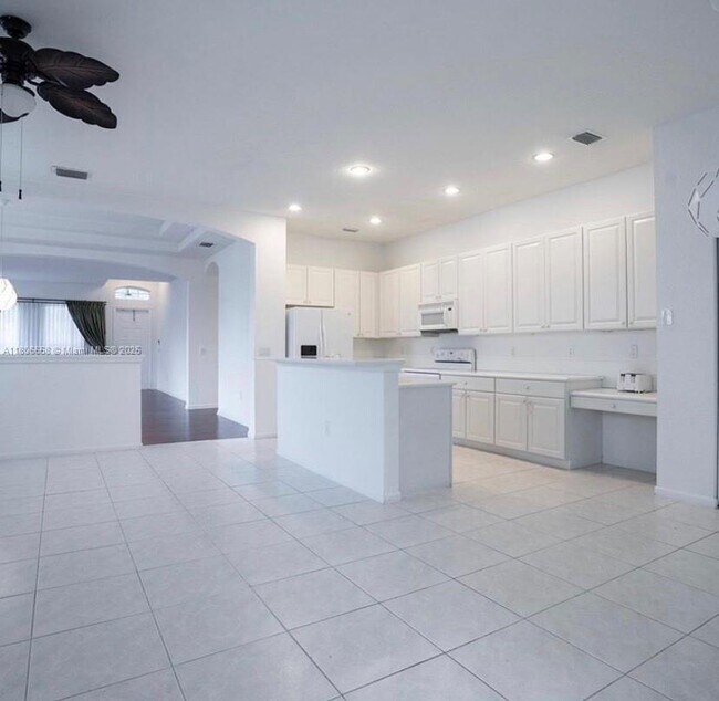 Building Photo - 998 NW 167th Terrace