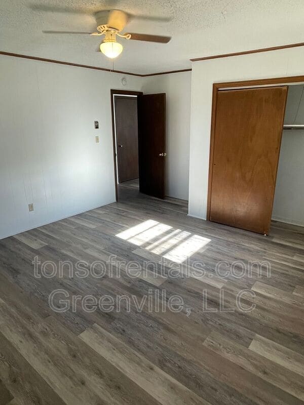 Building Photo - 214 Oakway Ave