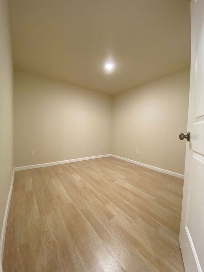 Building Photo - Charming One Bedroom, One Bath Unit in Tacoma!!