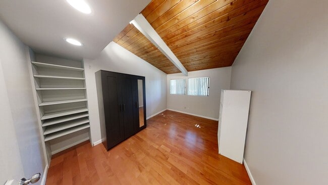 Building Photo - POOL house! BIG rooms! 8 Bedrooms (Lease o...