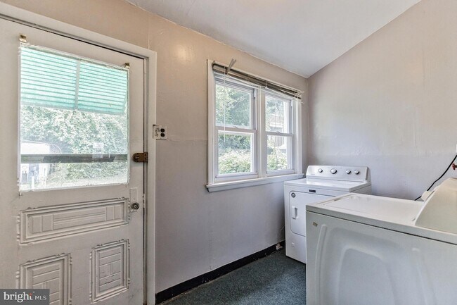 Building Photo - 427 Ripka St