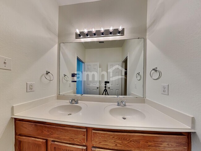 Building Photo - 2814 Cheshire Way