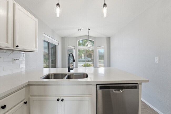 Building Photo - Welcome to this well-maintained 3-bedroom, 2-bath home in Gilbert, AZ!