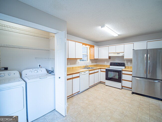 Building Photo - 4223 Lakes End Dr NW