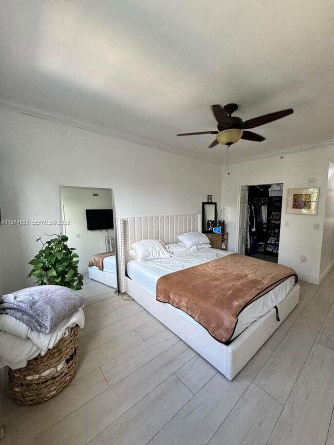 Building Photo - 533 NE 3rd Ave