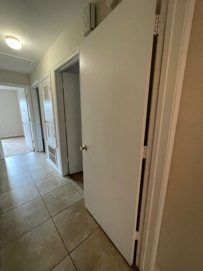 Building Photo - END OF JULY 2025 PRE-LEASE!  Spacious 3 Be...