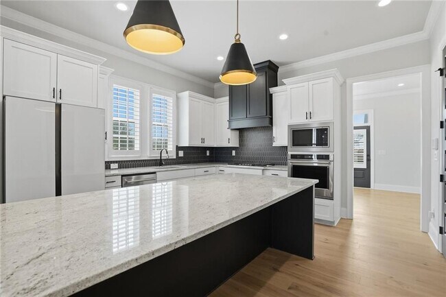 Building Photo - 1254 Six Sisters St