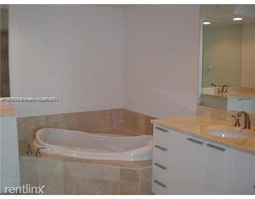 Building Photo - 2 br, 2.5 bath Condo - 14951 Royal Oaks Ln...