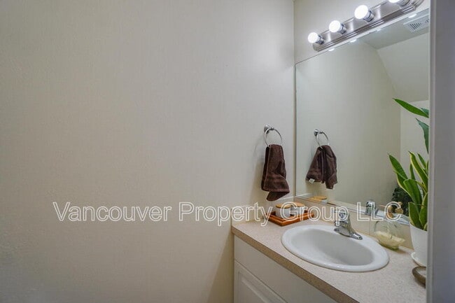 Building Photo - 6001 NE 33rd Cir