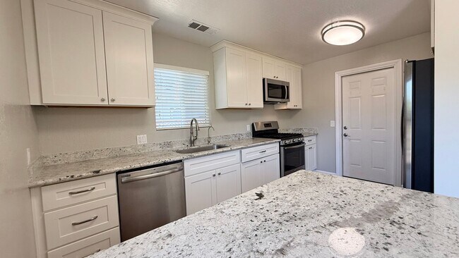 Building Photo - POETS CORNER GEM! Charming and One Of A Kind, 3BD/1BA on a Cul-de-sac Available NOW!