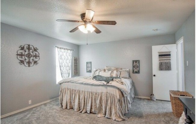 Building Photo - 3 Bed  1/2  Bath  with Large Yard