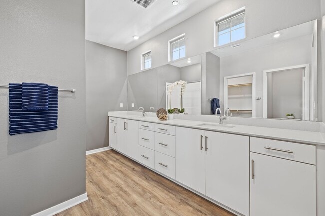 Building Photo - 15964 Sparrow Ct