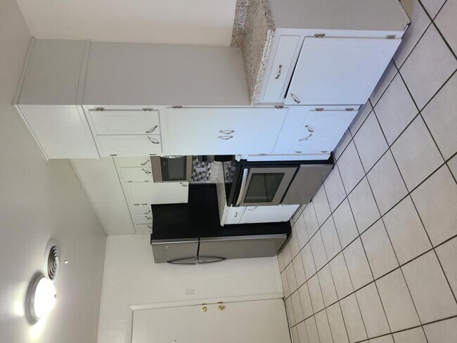Building Photo - 912 S 23rd St