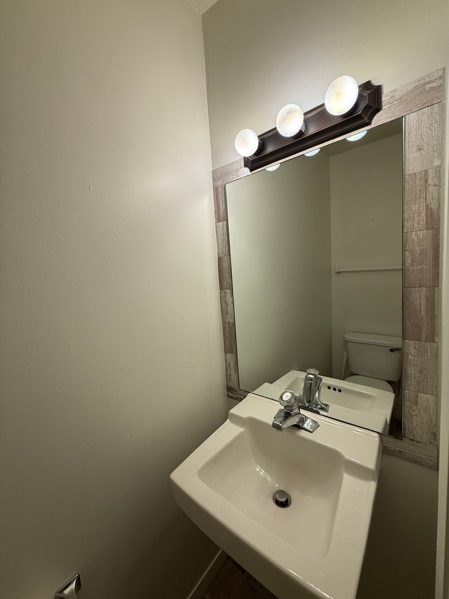 Building Photo - 517 E Graham Pl