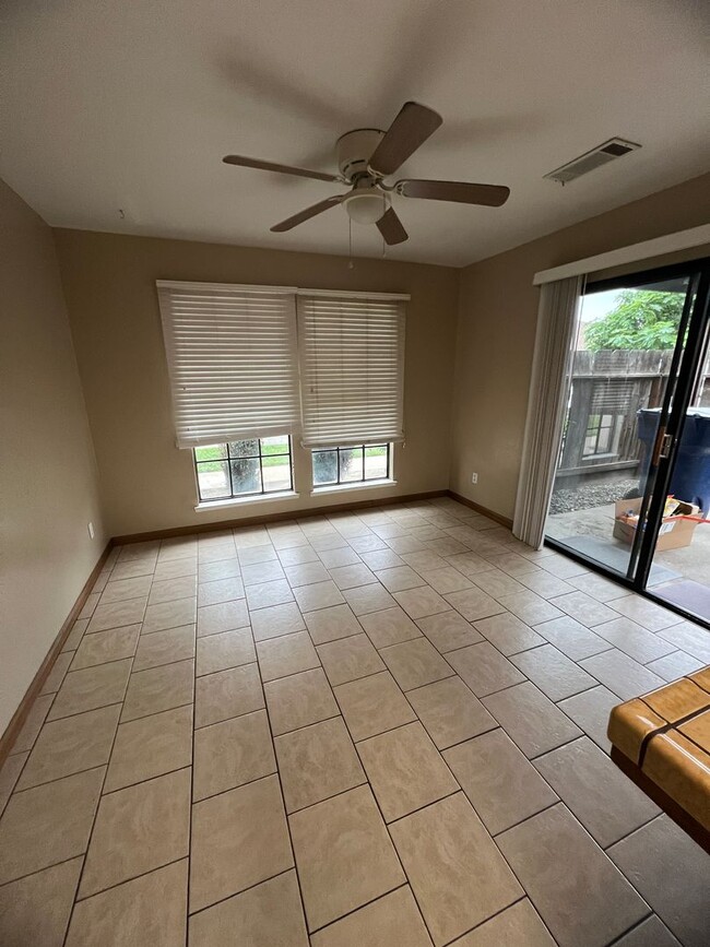 Building Photo - 424 E Prosperity Ave