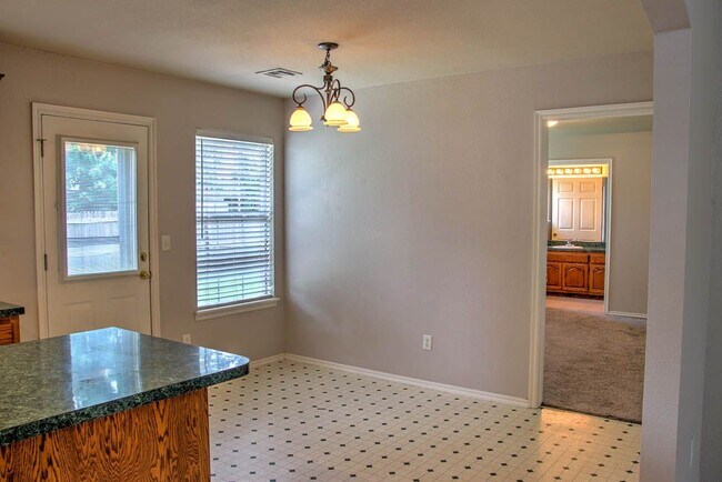 Building Photo - Charming home 3 car garage in Bixby.