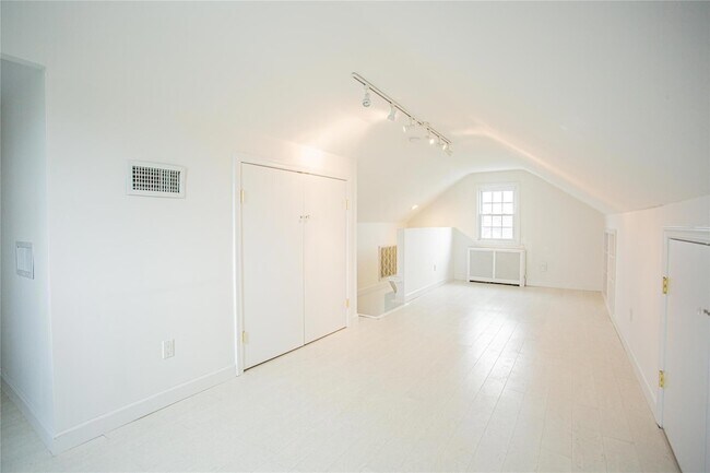 Building Photo - 733 E Walnut St