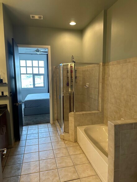 Building Photo - 711 Cosmopolitan Dr NE