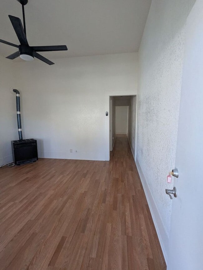 Building Photo - Pet friendly, downtown duplex