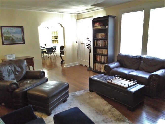 Building Photo - 707 Columbus Dr