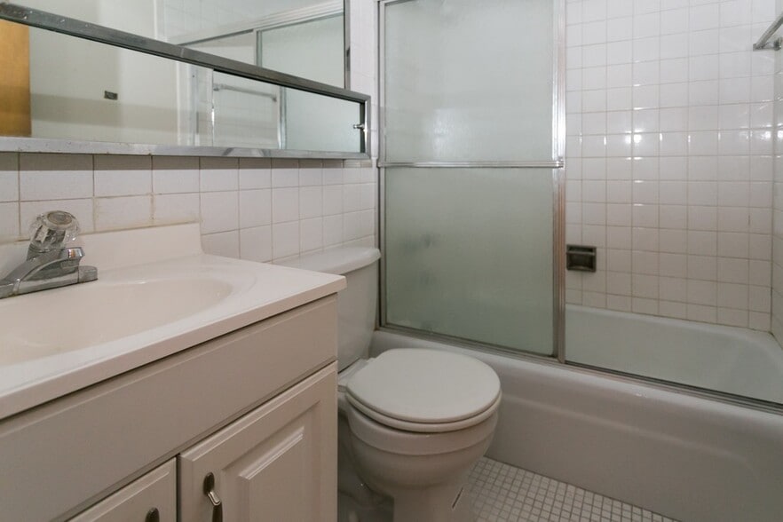 Building Photo - 675 W Wrightwood Ave